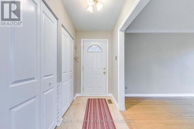 Building Photo - 664 Geneva Park Dr