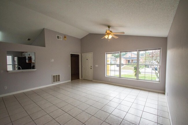 Foto del edificio - Freshly painted 3 Bedroom 2 Bathroom Home