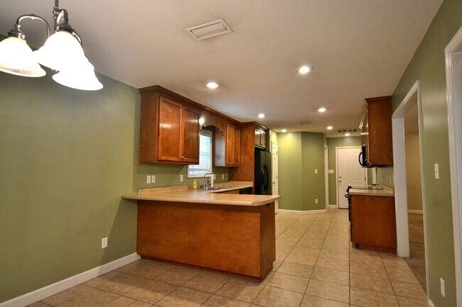 Building Photo - Spacious 3-Bedroom Home with Modern Amenities in Valdosta! Fenced in Backyard!