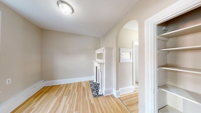 Interior Photo - 212-1/2 Bank Street
