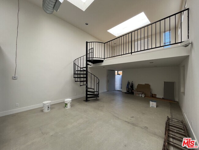 Building Photo - 553 Rose Ave