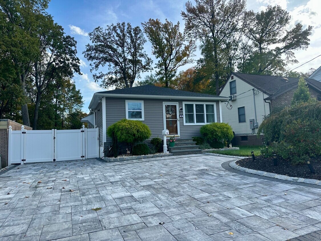 Foto principal - 98 Hawthorne Ave
