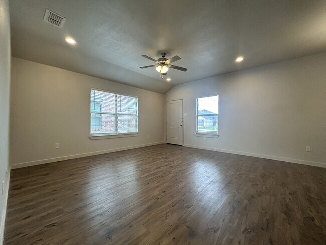 Building Photo - Beautiful Duplex Close to New Local Amenities