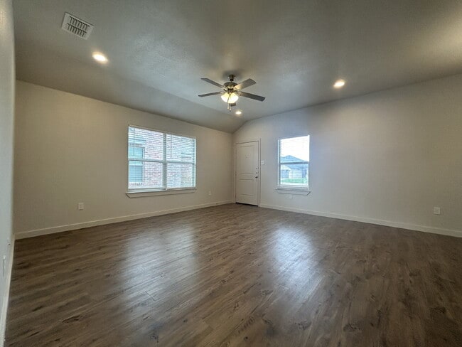 Foto del edificio - Beautiful Duplex Close to New Local Amenities