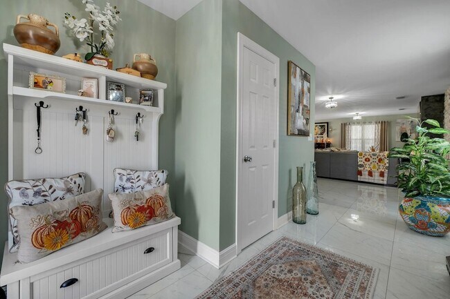 Foto del edificio - 4800 Silent Creek Ln