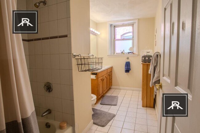 Building Photo - 3 bedroom in Brookline MA 02135