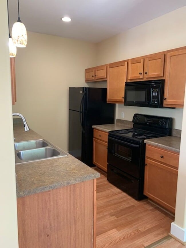 Building Photo - 1037