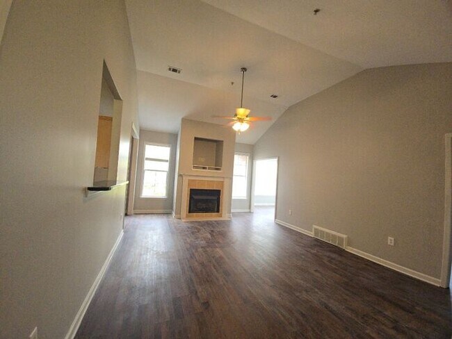 Foto del edificio - COMING SOON! 3bed/2bath Townhome w/Garage ...