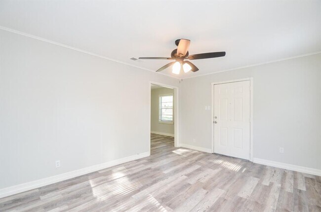 Building Photo - 1310 Thomas Ave