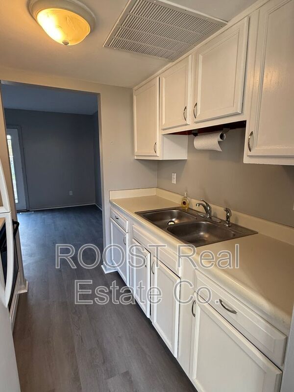 Foto del edificio - 6820-6826-6826 Emerald Ave