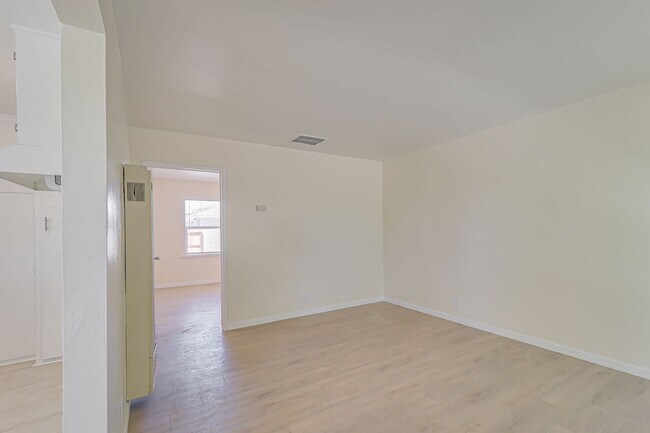 Building Photo - Newly Remodeled!