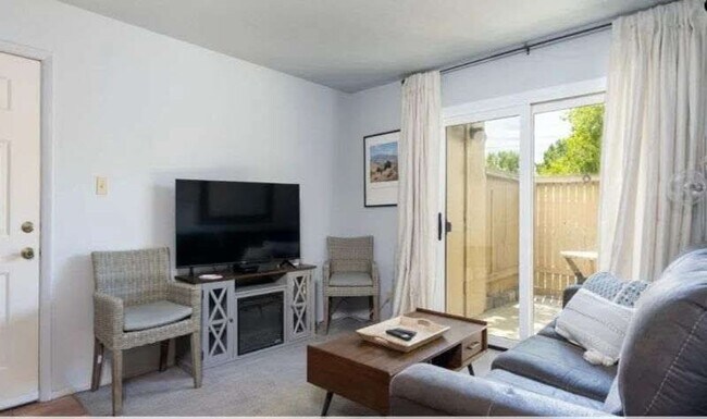 Foto del edificio - Beautiful Furnished Condo all utilites inc...