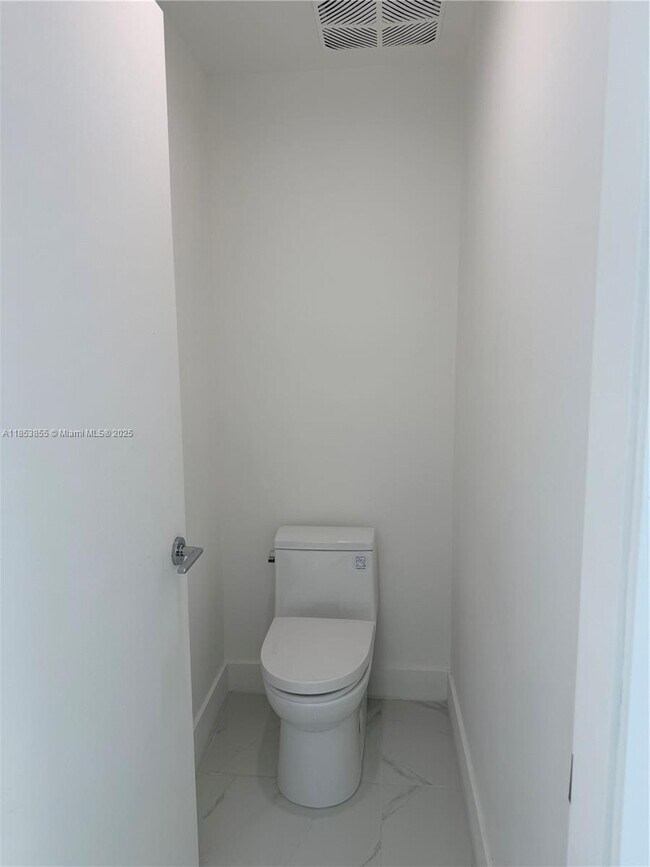 Foto del edificio - 700 NE 24th St