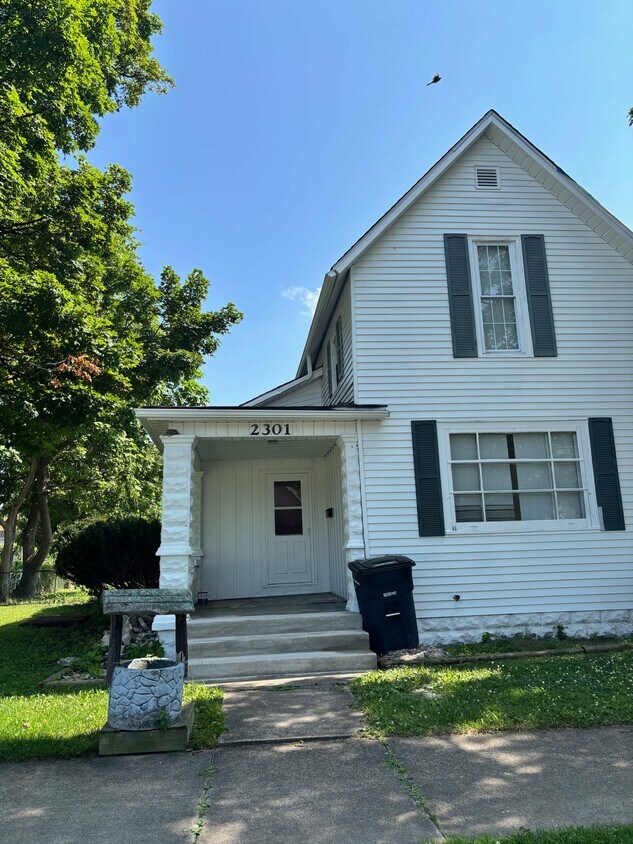 Primary Photo - 2301 S A St