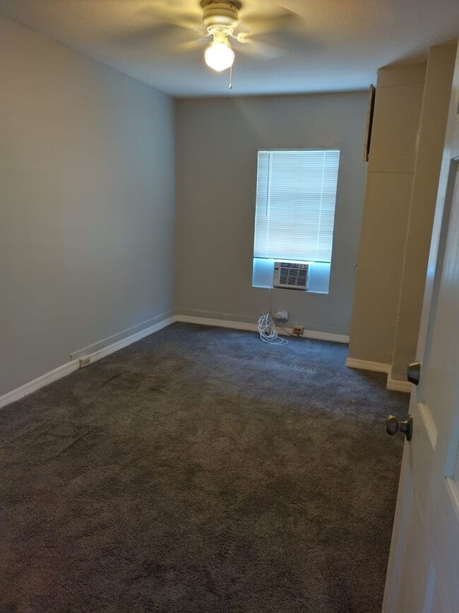 Building Photo - 705