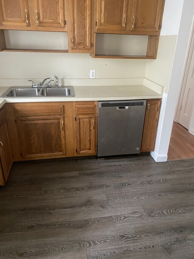 Foto del edificio - 3 bedroom, 1 bath bungalow with basement and 1 car garage