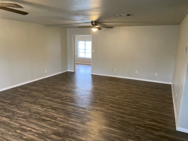 Foto del edificio - 211 N Avenue T