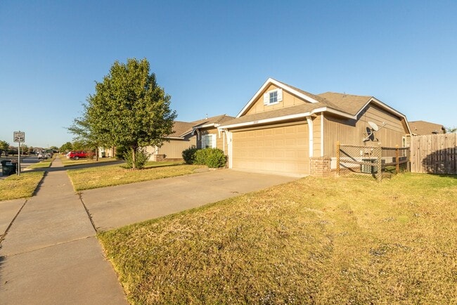Building Photo - 3 Bed | 2 Bath in Owasso!
