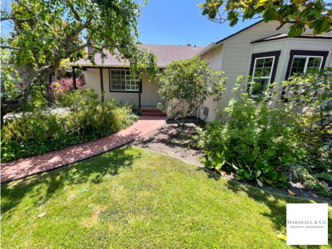Foto del edificio - NEW LISTING! SYCAMORE PARK,CHARM. 1940s, 2...