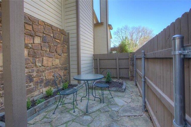 Building Photo - Beautiful 1 Bed, 1 Bath With 888 Square Fe...