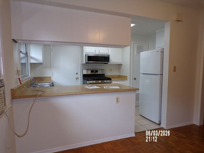 Building Photo - 5832 Bowcroft St