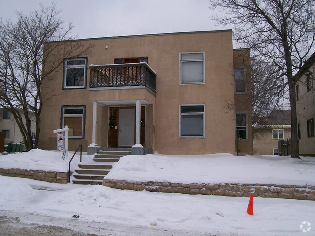 Building Photo - 912 E 25th St