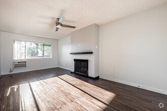 1BR, 1BA - 650SF - Living Room - Luxe 1801