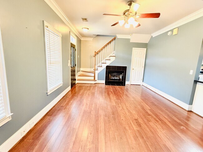 Building Photo - 207 Ivy Park Ln