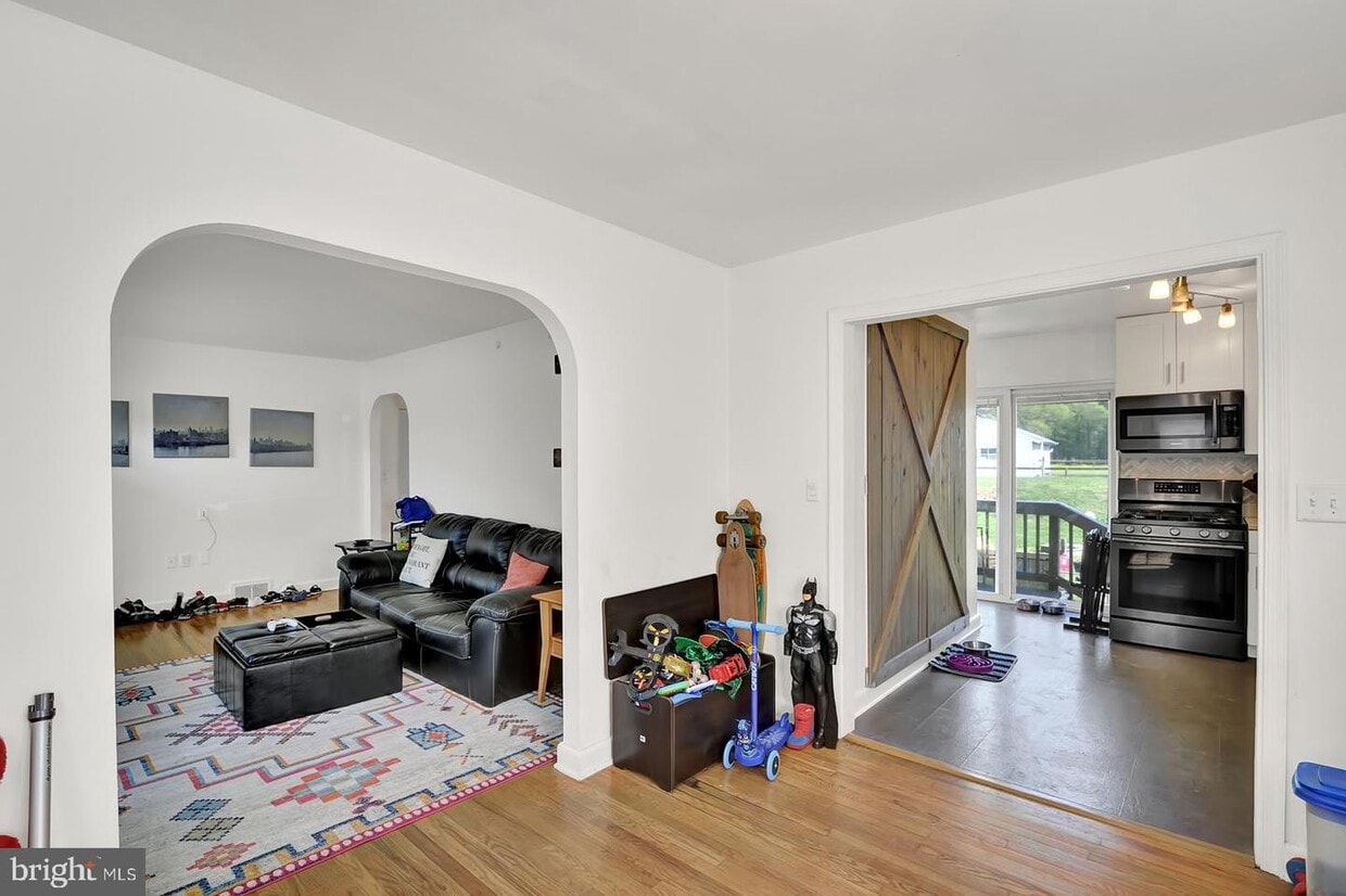 Primary Photo - 3088 Forrest Ave