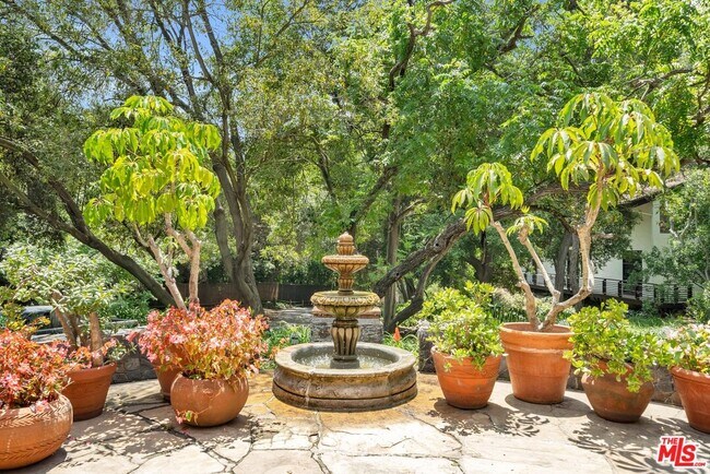 Foto del edificio - 3152 Mandeville Canyon Rd