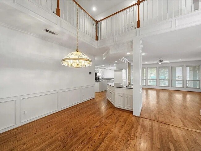 Building Photo - 2910 Chaucer Dr