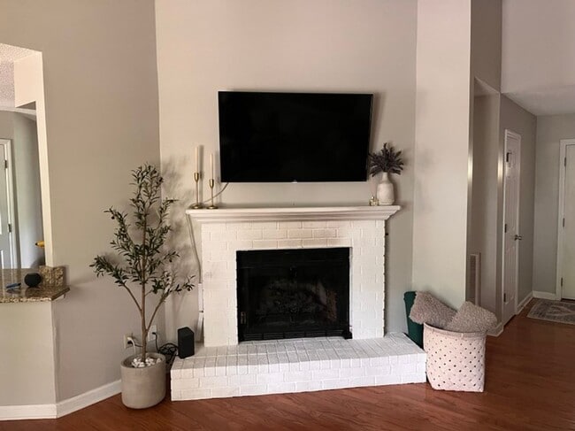 Building Photo - Knoxville 37922, 3 bedroom, 2 bath home wi...