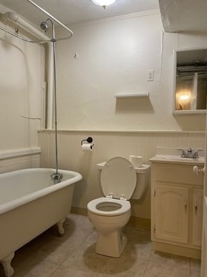 Building Photo - 52 River St