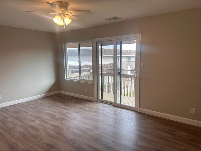 Building Photo - Updated and Fresh 3 Bedroom 2.5 Bathroom i...