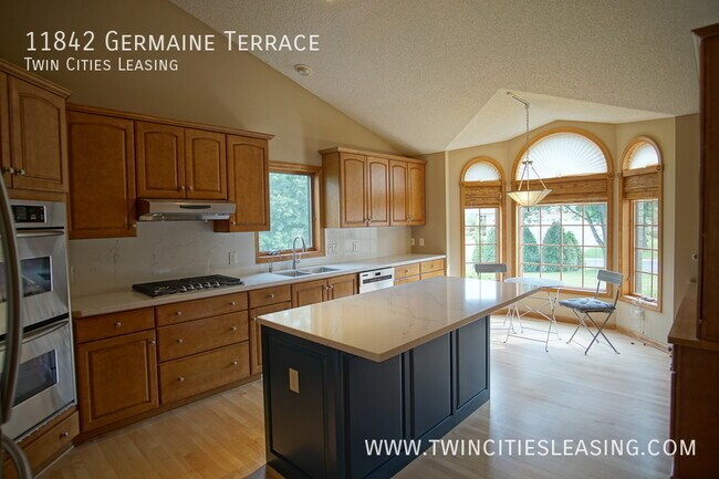 Building Photo - Beautiful Townhome!