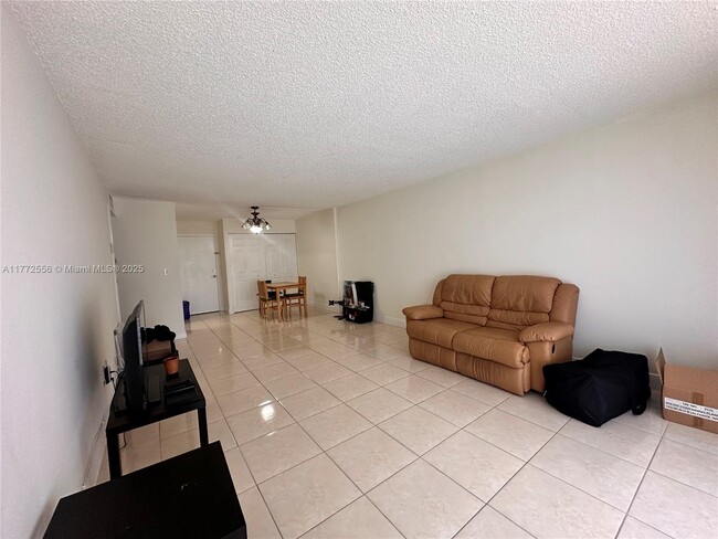 Building Photo - 9320 Fontainebleau Blvd