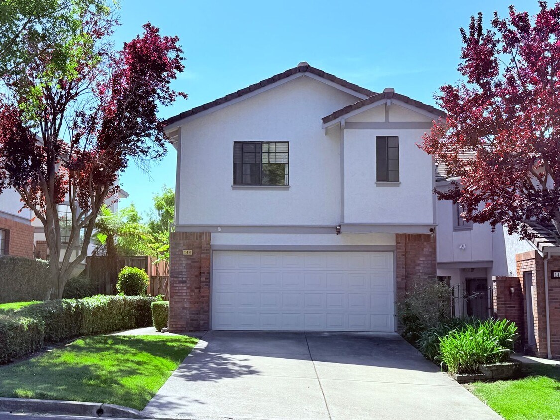 Charming and Move-in Ready, 3BD/2.5BA, Two-Story Townhome in Canyon Green at Canyon Lakes in San ... - Charming and Move-in Ready, 3BD/2.5BA, Two-Story Townhome in Canyon Green at Canyon Lakes in San ...