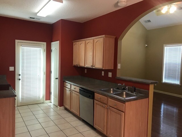 Foto del edificio - 9085 Chimneyrock Blvd.