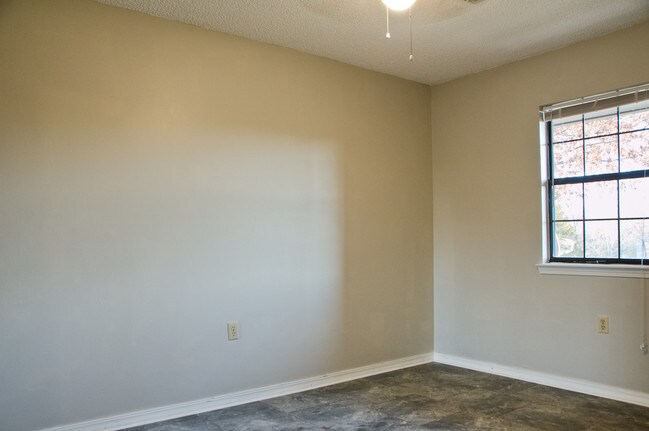 Building Photo - 145 Green Valley Dr