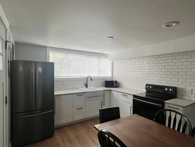 Building Photo - 67 E 400 N