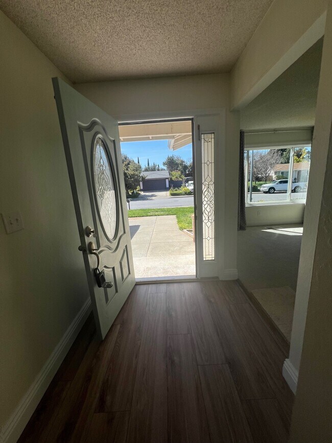 Foto del edificio - 2123 Apricot Ct