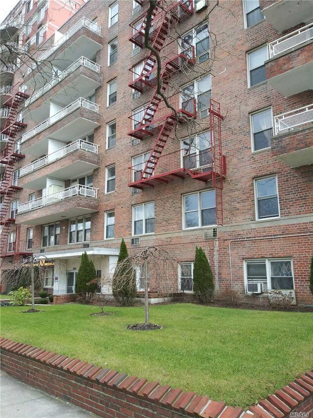 Primary Photo - 2815 Ocean Pkwy