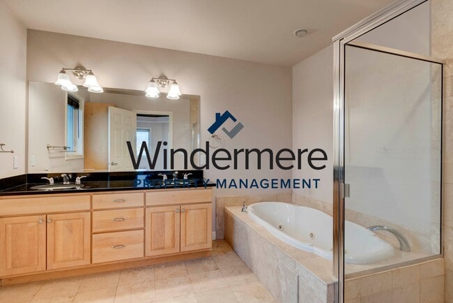 Building Photo - 2 Bedroom Waterview Condo