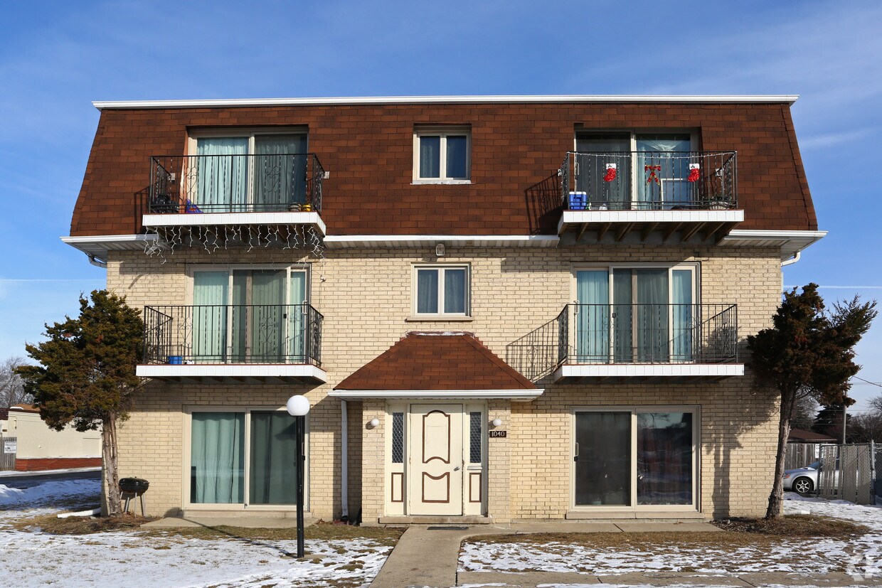 Building Photo - 1040 W Irving Park Rd