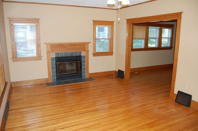 Building Photo - Classic charm in Near South!