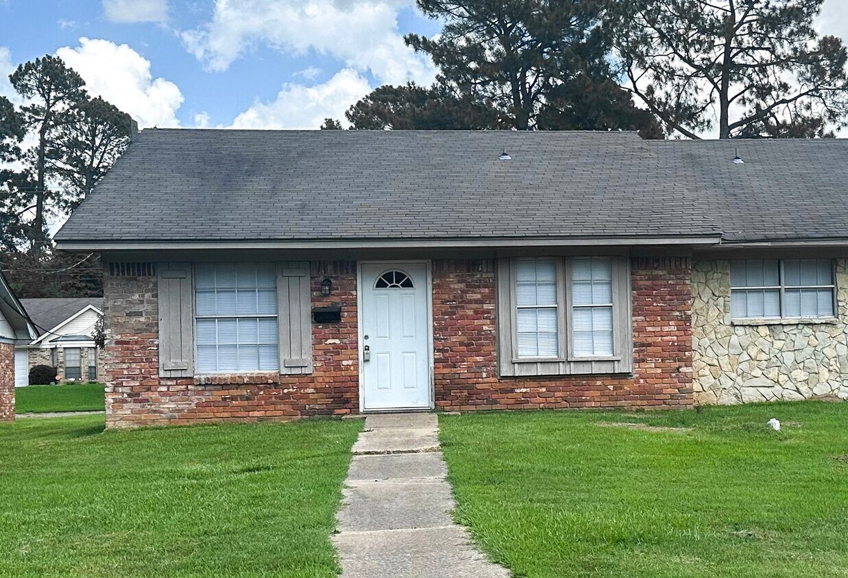 Foto principal - 2 Bedroom 1 Bathroom Triplex