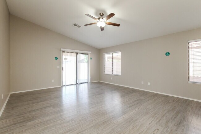Foto del edificio - 2036 E Danbury Rd