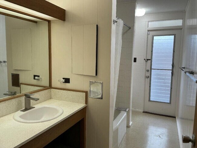 Building Photo - KILAUEA AVE 3/2/2+den A/C, storage, workro...