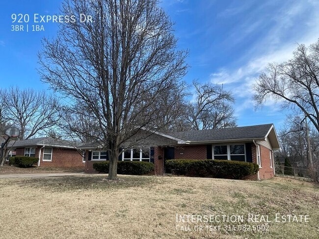 Building Photo - 920 Express Dr