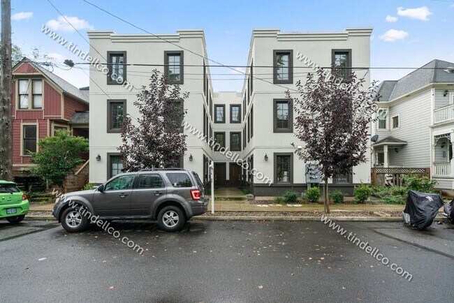 Building Photo - Modern Townhome Apartment in the heart of ...